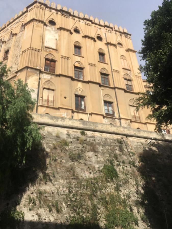 Around Cassaro Holiday House Palermo Bagian luar foto